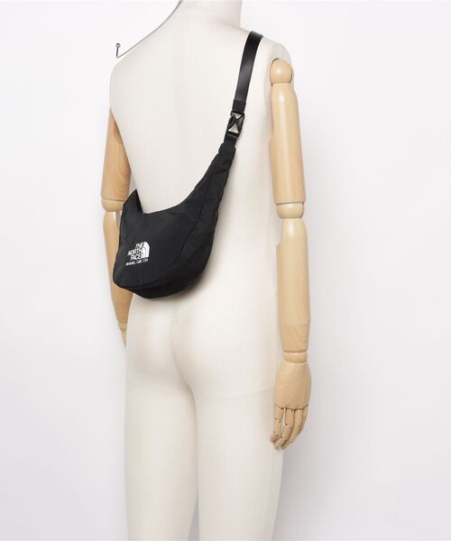 THE NORTH FACE(ザノースフェイス)の「国内未発売 THE NORTH FACE(ザ・ノースフェイス) WHITE LABEL WL HOBO BAG MINI 韓国限定ライン 三日月型 トートショルダー ホーボー バッグ(ショルダーバッグ・レディース・ブラック・ONESIZE)」の5枚目の写真