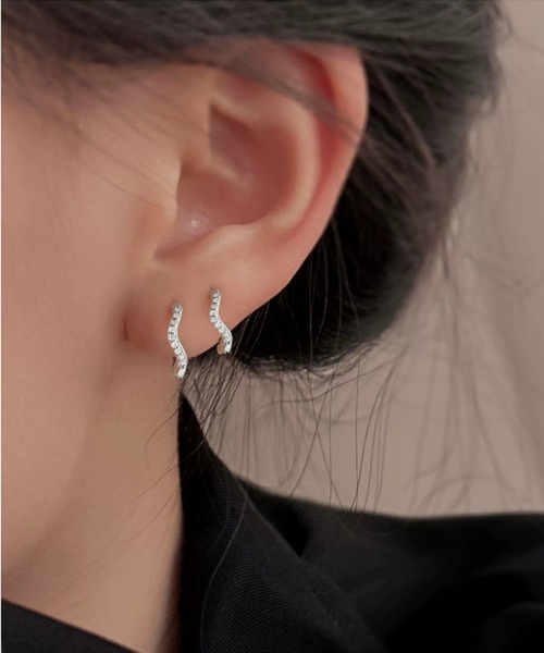 E.M.A.N.O.N(エマノン)の「【E.M.A.N.O.N】【466922】キラキラウェーブフープピアス(RO)(ピアス(両耳用)・レディース・シルバー・MEDIUM/SMALL)」の3枚目の写真
