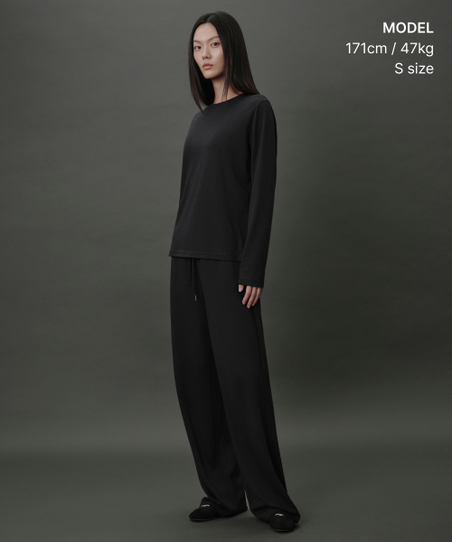 MUSINSA STANDARD WOMAN（ムシンサスタンダードウーマン）の「[リカバリー] ウィメンズ 長袖パンツセット [ブラック]（Tシャツ/カットソー・レディース・その他・SMALL/MEDIUM/LARGE/X-SMALL）」の2枚目の写真