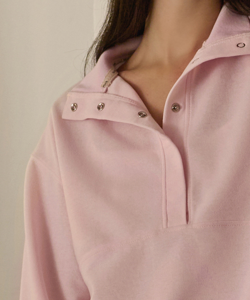 DEVIWEAR(デヴィウェア)の「ハイネック ヘンリー スウェット DEVI-T0166-ピンク(スウェット・レディース・ピンク・FREE)」の4枚目の写真