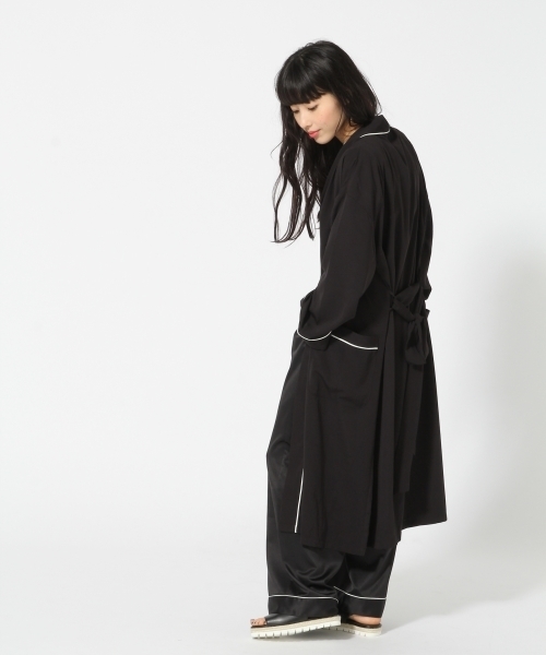 HARE（ハレ）の「ロングガウン(HARE)（トレンチコート・レディース・ブラック/ボルドー・FREE）」の3枚目の写真