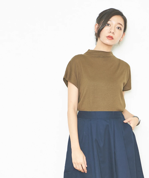 earth music&ecology（アースミュージックアンドエコロジー）の「ボトルネックスリットプルオーバー（ニット/セーター・レディース・グレイッシュベージュ/マスタード/レッド/ネイビー/オリーブ・FREE）」の3枚目の写真