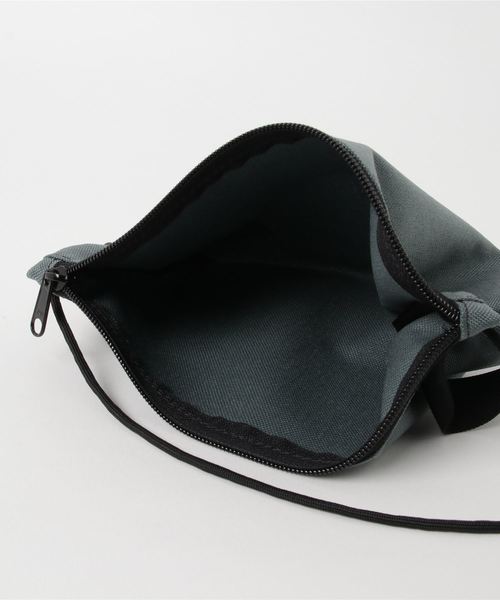 ADAM ET ROPE'(アダムエロペ)の「AW Samuel Halbers サコッシュ(ショルダーバッグ・メンズ・グレー/ブラック・FREE)」の5枚目の写真