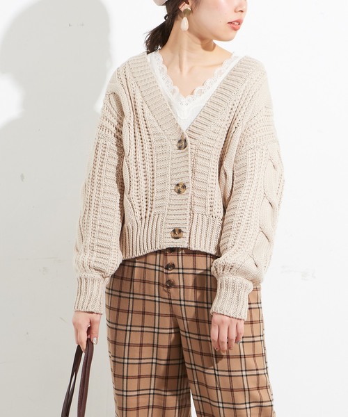 natural couture(ナチュラルクチュール)の「ケーブルショートカーデ(カーディガン/ボレロ・レディース・ベージュ/ブラウン/オフホワイト/オレンジ/ラベンダー・FREE)」の3枚目の写真