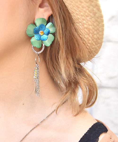 チャイハネ（チャイハネ）の「【チャイハネ】カラフルフラワーメタルフリンジピアス（ピアス（両耳用）・レディース・ピンク/イエロー/ブルー・FREE）」の2枚目の写真
