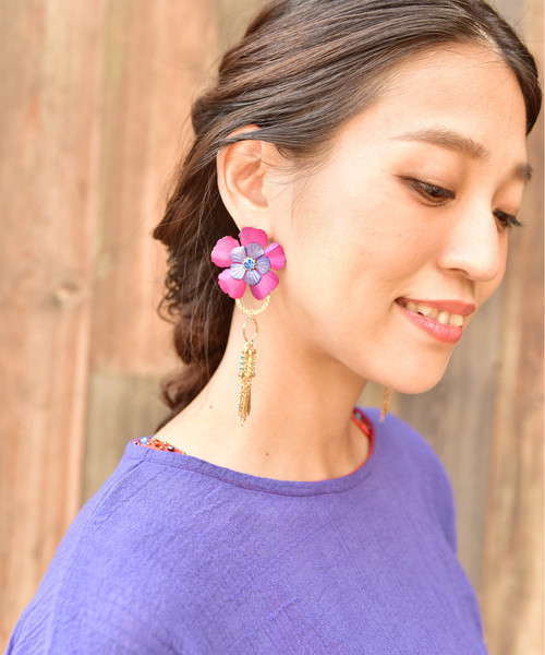 チャイハネ（チャイハネ）の「【チャイハネ】カラフルフラワーメタルフリンジピアス（ピアス（両耳用）・レディース・ピンク/イエロー/ブルー・FREE）」の7枚目の写真