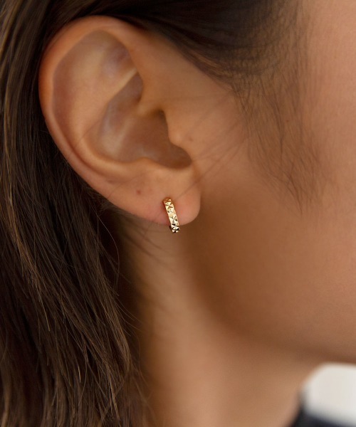 colleca la（コレカラ）の「miniループフィット・ラティスフープイヤリング（イヤリング・レディース・シルバー/ゴールド/ピンクゴールド・ﾌﾘ-）」の4枚目の写真