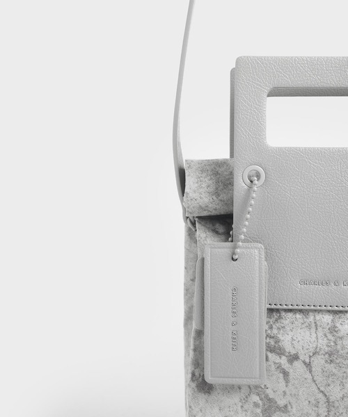 CHARLES & KEITH（チャールズ & キース）の「プリンテッド クランプ