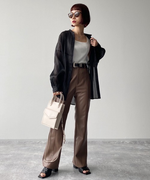 PAGEBOY(ページボーイ)の「フェイクレザーバックスリットパンツ(フレアパンツ)(その他パンツ・レディース・ブラウン系その他/オフホワイト/ブラック/ブラック系その他/ベージュ系その他・MEDIUM/SMALL)」の10枚目の写真