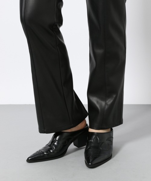 PAGEBOY(ページボーイ)の「フェイクレザーバックスリットパンツ(フレアパンツ)(その他パンツ・レディース・ブラウン系その他/オフホワイト/ブラック/ブラック系その他/ベージュ系その他・MEDIUM/SMALL)」の20枚目の写真