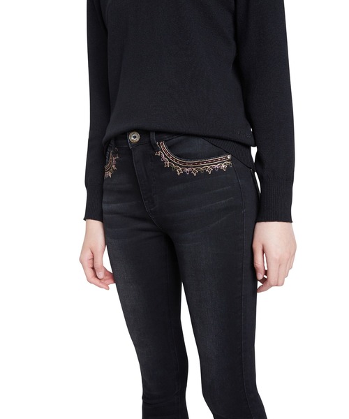 Desigual(デシグアル)の「デニムアンクル BALI(デニムパンツ・レディース・レッド/ブラウン/グリーン・2L/3L/SS/S/M/L/4L)」の9枚目の写真