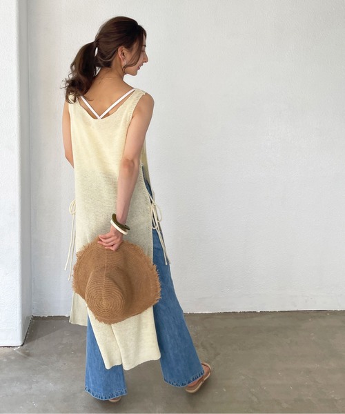 Shelly island（シェリーアイランド）の「テープヤーンロングジレ/ロングベスト（ニット/セーター・レディース・ホワイト/モカ・FREE）」の2枚目の写真