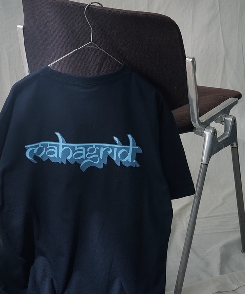 MAHAGRID（マハグリッド）の「【mahagrid/マハグリッド】 SANSKRIT LOGO TEE（Tシャツ/カットソー・メンズ・ネイビー/ホワイト/パープル・X-LARGE/MEDIUM/LARGE/SMALL）」の2枚目の写真