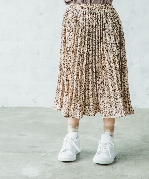 pairmanon(ペアマノン)の「【ママとおそろい】アコーディオンプリーツロング総柄スカート(その他パンツ・キッズ・ベージュ系その他/グリーン系その他/ブラウン系その他3/ブルー系その他2/ライトパープル/ブルー系その他3/ピンク系その他/グリーン/ブラック×ホワイト/レオパード/ブラック系その他2/ホワイト系その他/ブラウン系その他2・100/110/120/130/140/150/90)」の5枚目の写真