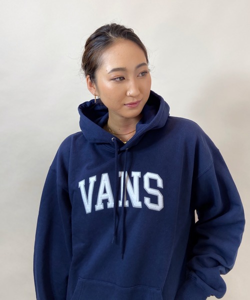 VANS（バンズ）の「VANS/バンズ  ビッグシルエット  カレッジロゴパーカー   121K1030800（パーカー・レディース・ベージュ/ネイビー/グレー・M/S）」の17枚目の写真