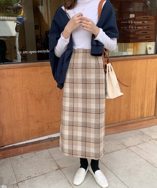 emi+(エミプラス)の「バックスリットチェックスカート(スカート・レディース・グレー/ベージュ/アイボリー/モカ/ネイビー・S/M/L)」の1枚目の写真