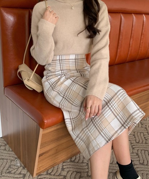 emi+(エミプラス)の「バックスリットチェックスカート(スカート・レディース・グレー/ベージュ/アイボリー/モカ/ネイビー・S/M/L)」の2枚目の写真