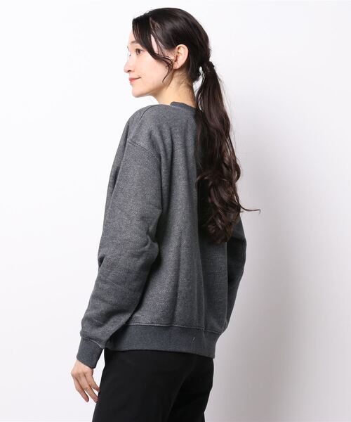 CUBE SUGAR(キューブシュガー)の「ヘリンボーン裏毛フロッキープリントロゴトレーナー(スウェット・レディース・グレー/カーキ/マルチ/ナチュラル・M)」の5枚目の写真