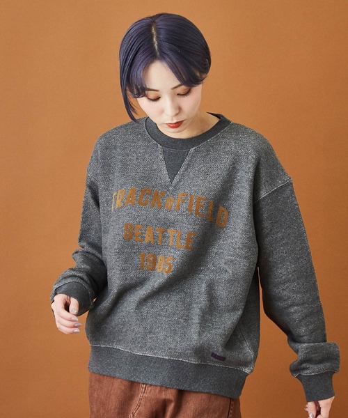 CUBE SUGAR(キューブシュガー)の「ヘリンボーン裏毛フロッキープリントロゴトレーナー(スウェット・レディース・グレー/カーキ/マルチ/ナチュラル・M)」の2枚目の写真