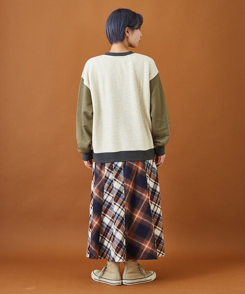 CUBE SUGAR(キューブシュガー)の「ヘリンボーン裏毛フロッキープリントロゴトレーナー(スウェット・レディース・グレー/カーキ/マルチ/ナチュラル・M)」の17枚目の写真