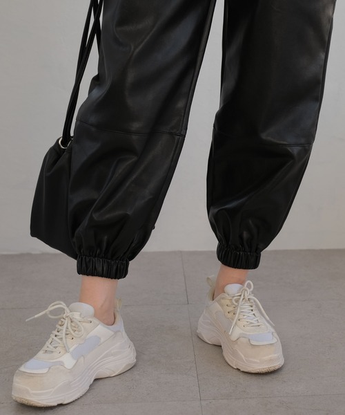 ＡＮＤＪ（アンドジェイ）の「【ANDJ MADE】フェイクレザージョガーパンツ（その他パンツ・レディース・ブラック・M）」の16枚目の写真