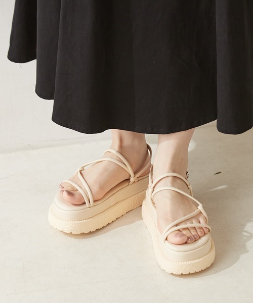 Chico（チコ）の「厚底コードデザインサンダル（サンダル・レディース・ブラック/グレー/アイボリー・SMALL/MEDIUM/LARGE）」の2枚目の写真