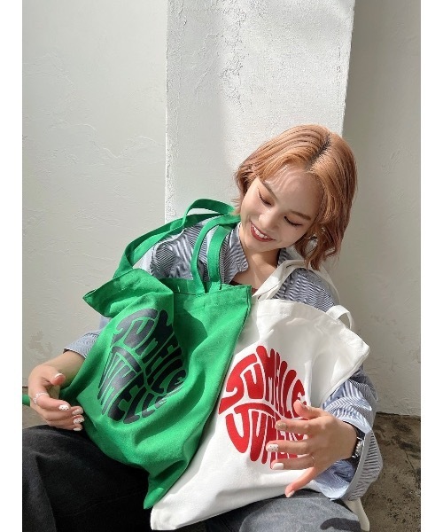 JUMELLE(ジュメロ)の「タイポグラフィートートバッグ(トートバッグ・レディース・グリーン/ホワイト・FREE)」の3枚目の写真