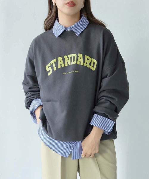 HER CLOSET(ハークローゼット)の「【shemoshelly】WEB限定 裏毛”STANDARD”カレッジロゴプリントスウェット(Tシャツ/カットソー・レディース・チャコールグレー/ブラック/グリーン/ヘザーグレー/ホワイト系その他・M)」の3枚目の写真