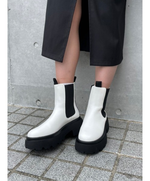 ENVYM(アンビー)の「ショートサイドゴアブーツ(ブーツ・レディース・ホワイト/ブラック・22.5cm/23.5cm/24.5cm)」の1枚目の写真