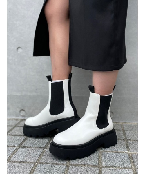 ENVYM(アンビー)の「ショートサイドゴアブーツ(ブーツ・レディース・ホワイト/ブラック・22.5cm/23.5cm/24.5cm)」の18枚目の写真