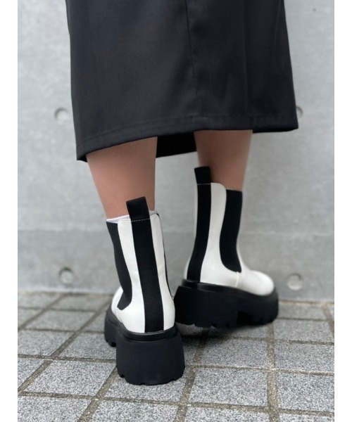 ENVYM(アンビー)の「ショートサイドゴアブーツ(ブーツ・レディース・ホワイト/ブラック・22.5cm/23.5cm/24.5cm)」の17枚目の写真