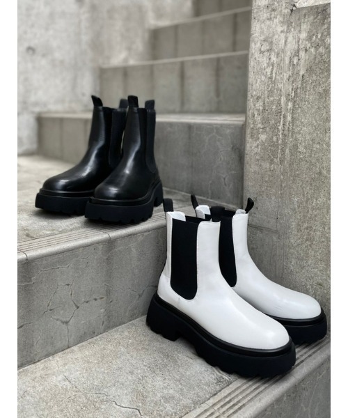 ENVYM(アンビー)の「ショートサイドゴアブーツ(ブーツ・レディース・ホワイト/ブラック・22.5cm/23.5cm/24.5cm)」の7枚目の写真