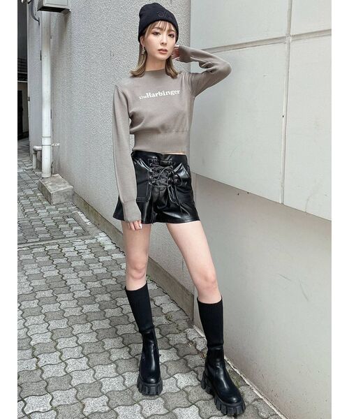 GYDA(ジェイダ)の「フェイクレザー レースアップショートパンツ(その他パンツ・レディース・ブラック/ブラウン・FREE)」の8枚目の写真