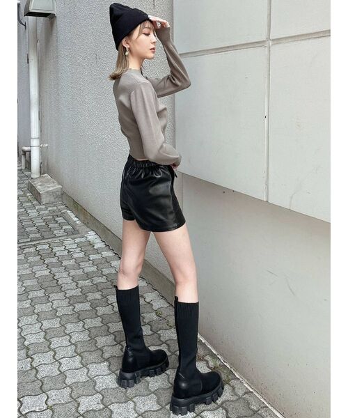 GYDA(ジェイダ)の「フェイクレザー レースアップショートパンツ(その他パンツ・レディース・ブラック/ブラウン・FREE)」の4枚目の写真