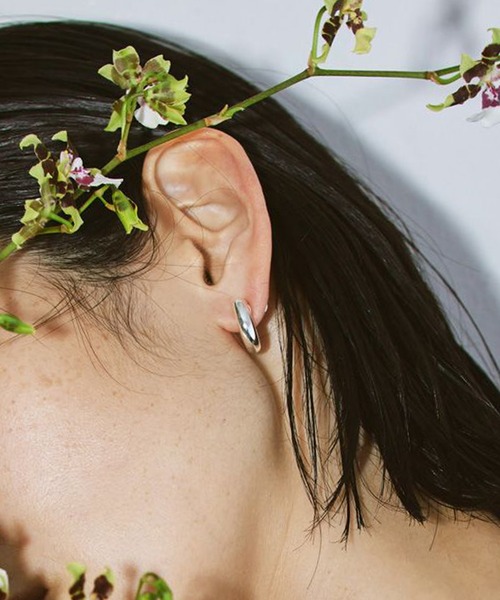 TODAYFUL（トゥデイフル）の「【TODAYFUL/トゥデイフル】ミニフープイヤリング (Silver925)（イヤリング・レディース・ゴールド/シルバー・FREE）」の3枚目の写真