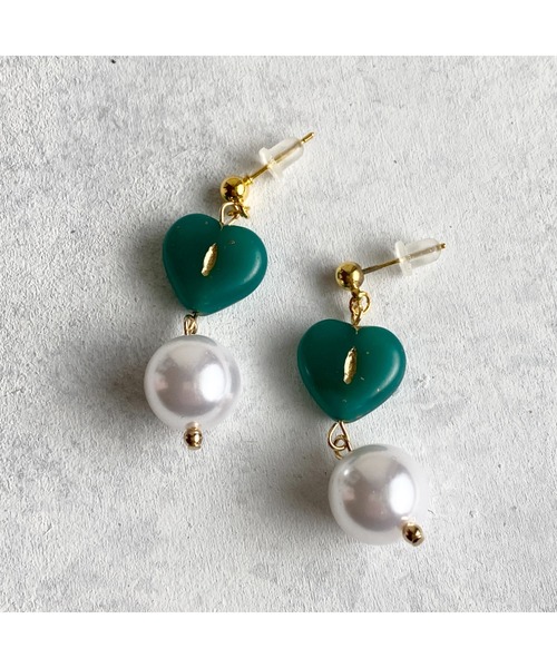 tone(トーン)の「【-lensa-】チェコハート×パールピアス1(MA)(ピアス(両耳用)・レディース・グリーン・FREE)」の1枚目の写真