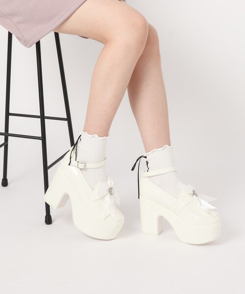 cs T&P(シーエスティーアンドピー)の「ビジューリボン付きローファー厚底パンプス(パンプス・レディース・ホワイト系2/ブラック系1/ネイビー系6/ブラック・LL/S/M/L)」の2枚目の写真