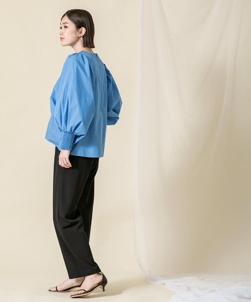 margaux(マルゴー)の「綿混ショルダーギャザーブラウス(シャツ/ブラウス・レディース・オフホワイト/ブルー・FREE)」の3枚目の写真