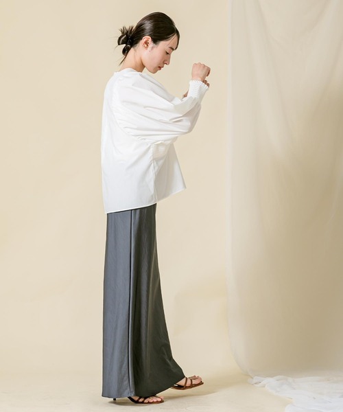 margaux(マルゴー)の「綿混ショルダーギャザーブラウス(シャツ/ブラウス・レディース・オフホワイト/ブルー・FREE)」の4枚目の写真