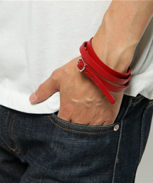 MYE-DO'（マイ・ドゥ）の「カウレザー トリプルブレスレット（ブレスレット・メンズ・ブラウン/ダークブラウン/ベージュ/レッド/ホワイト/ブラック・FREE）」の6枚目の写真