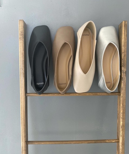 SOROTTO（ソロット）の「ふかふかインソール/かかとを踏める2wayぺたんこフラットシューズ/Vカットバブーシュ（パンプス・レディース・ブラック/シルバー/ライトブラウン/ベージュ・22.5cm/23.0cm/24.0cm/23.5cm/24.5cm/22.0cm/25.0cm）」の5枚目の写真