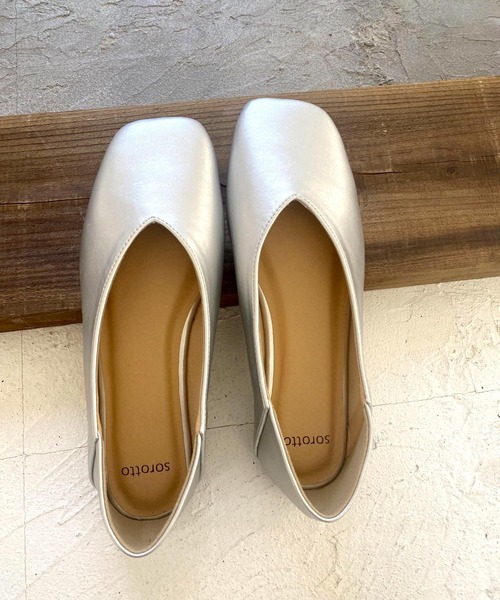 SOROTTO（ソロット）の「ふかふかインソール/かかとを踏める2wayぺたんこフラットシューズ/Vカットバブーシュ（パンプス・レディース・ブラック/シルバー/ライトブラウン/ベージュ・22.5cm/23.0cm/24.0cm/23.5cm/24.5cm/22.0cm/25.0cm）」の6枚目の写真