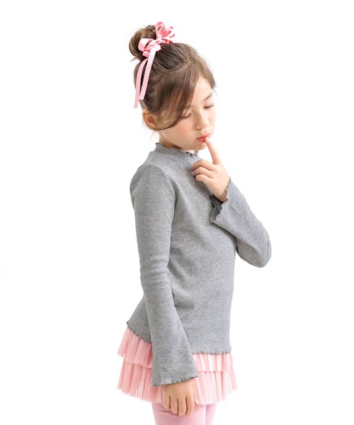 Bee des Bee（ビーデスビー）の「フレア袖メロウハイネックプルオーバー（その他トップス・キッズ・ブラック/ピンク/杢グレー・130cm/150cm/110cm/140cm/120cm/100cm）」の2枚目の写真