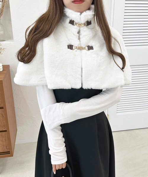 apres jour（アプレジュール）の「フェイクファーショートポンチョ【ZOZOTOWN限定アイテム】（ポンチョ・レディース・オフホワイト/アイボリー/ブラック・X-LARGE/フリー）」の8枚目の写真