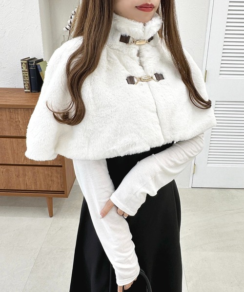 apres jour（アプレジュール）の「フェイクファーショートポンチョ【ZOZOTOWN限定アイテム】（ポンチョ・レディース・オフホワイト/アイボリー/ブラック・X-LARGE/フリー）」の9枚目の写真