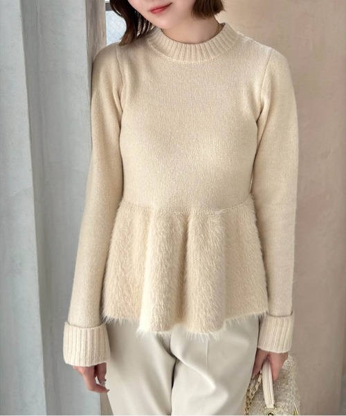 clear（クリア）の「シャギー切替ペプラムニットトップス≪STAY MOTION≫（ニット/セーター・レディース・ブラック/オフホワイト/ライトベージュ・F）」の3枚目の写真