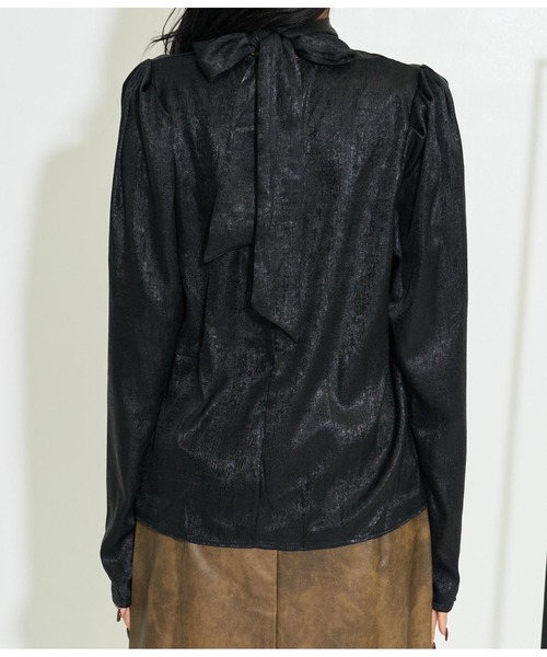 LATINA（ラティーナ）の「バックリボン メタリック ハイネック ブラウス 長袖（シャツ/ブラウス・レディース・ブラック・FREE）」の4枚目の写真