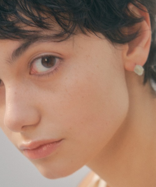 unsheer(アンシアー)の「gem stone pierce(ピアス(両耳用)・レディース・ホワイト×シルバー/ローズ系1/ライトグリーン系1/ローズ系2/ライトグリーン系2/ライトイエロー系2/ライトイエロー系1/ホワイト×ゴールド・FREE)」の1枚目の写真