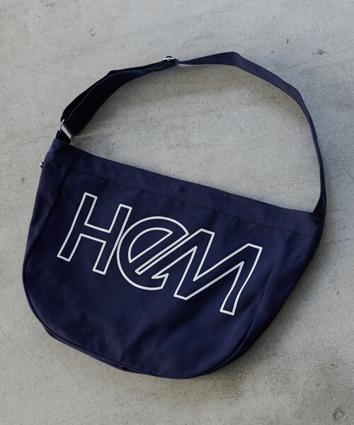 HeM（ヘム）の「HeM（ヘム）別注ニュースペーパーバッグ／メッセンジャーバッグ（ショルダーバッグ・メンズ・ブラック/ダークグリーン/ネイビー/オフホワイト・FREE）」の4枚目の写真