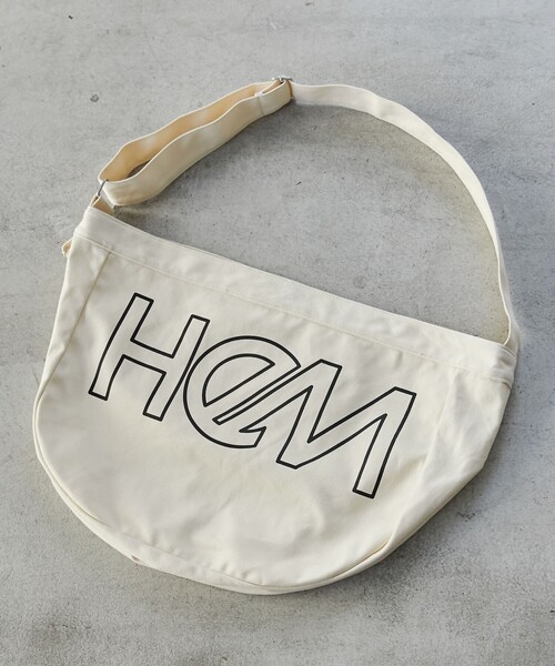 HeM（ヘム）の「HeM（ヘム）別注ニュースペーパーバッグ／メッセンジャーバッグ（ショルダーバッグ・メンズ・ブラック/ダークグリーン/ネイビー/オフホワイト・FREE）」の2枚目の写真